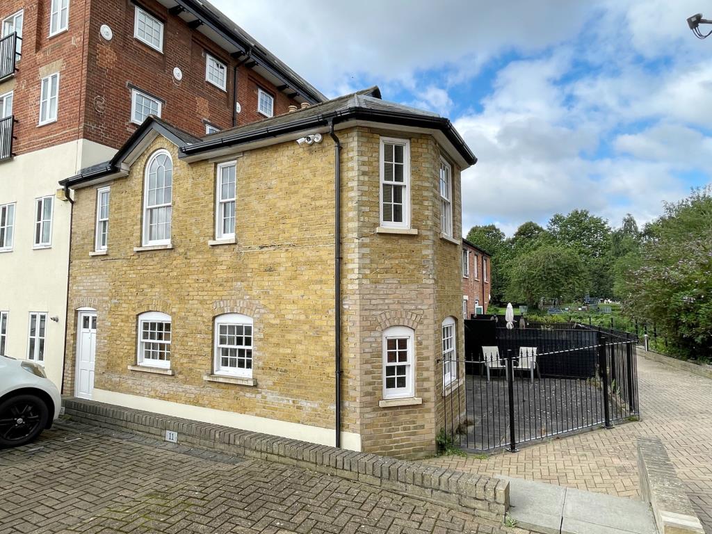 Lot: 160 - THREE-BEDROOM DUPLEX PROPERTY IN CONVERTED MILL COMPLEX - 11 the mill apartments a 3 bedroom duplex flat with parking